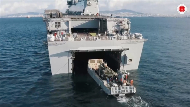  Mekanize Çıkarma Aracı ile tersaneden alınan Altay TCG Anadolu'ya yüklendi, 